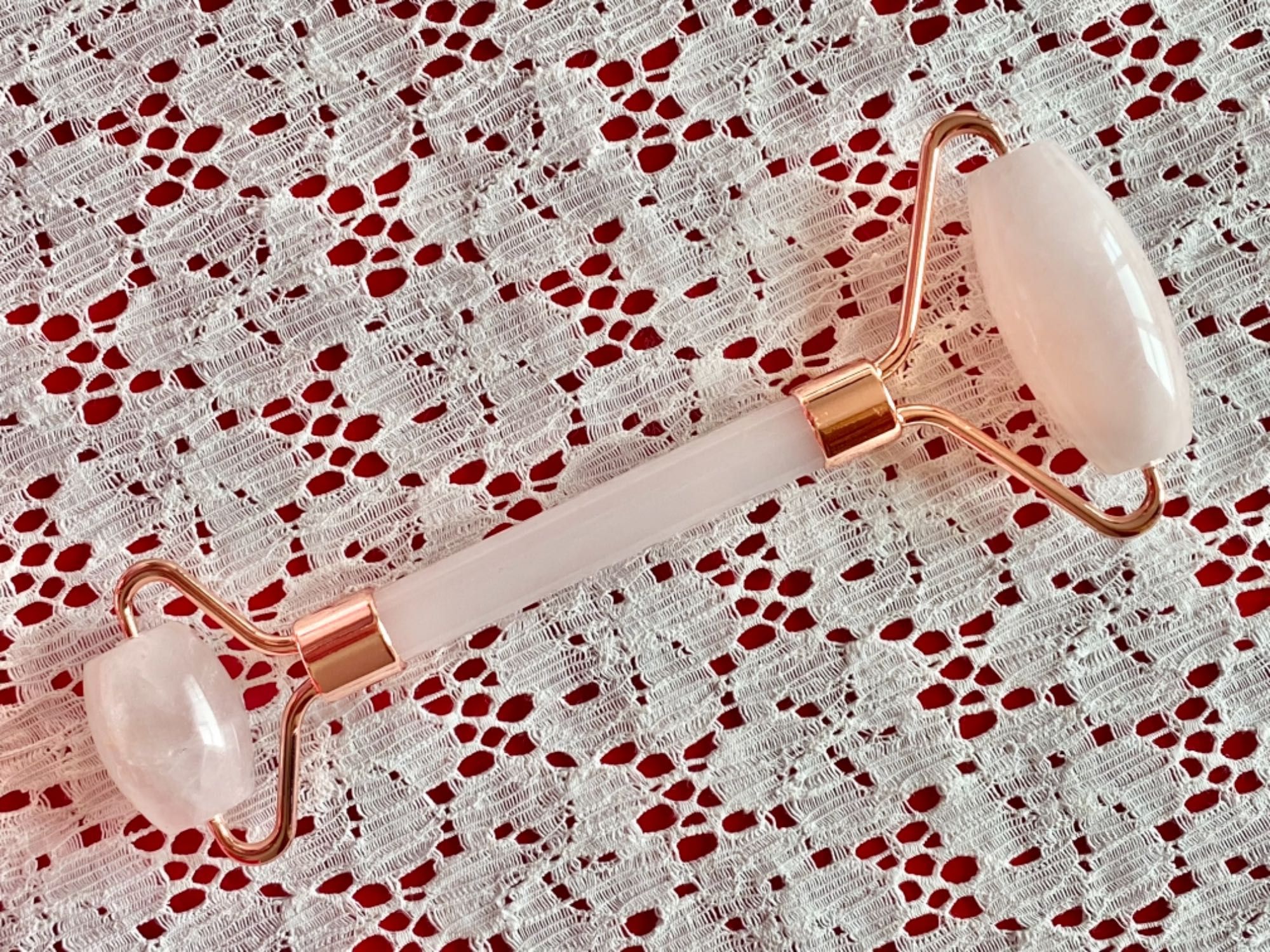 Массажный роллер из розового кварца L’ORÉAL. Роликовый массажор