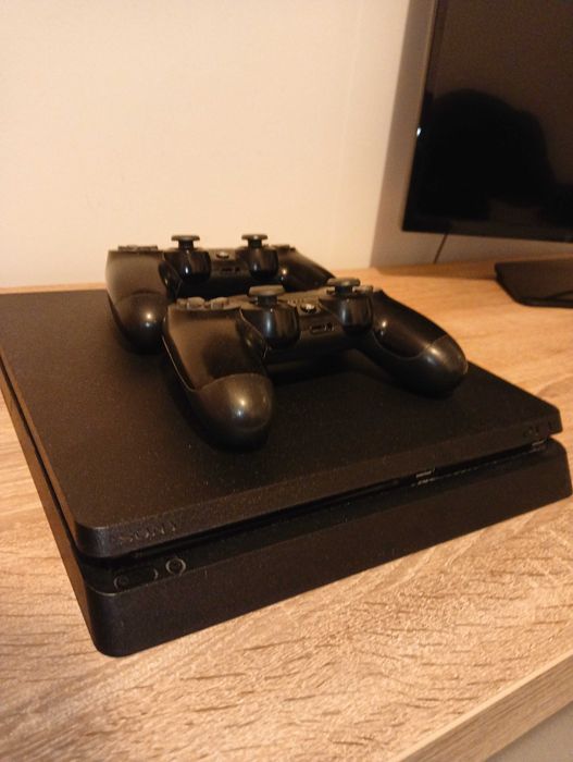 PS4 slim 500 GB+ zestaw gier
