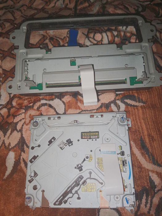 Запчасти от магнитолы VW RCD 310 — передняя панель + CD-дисковод