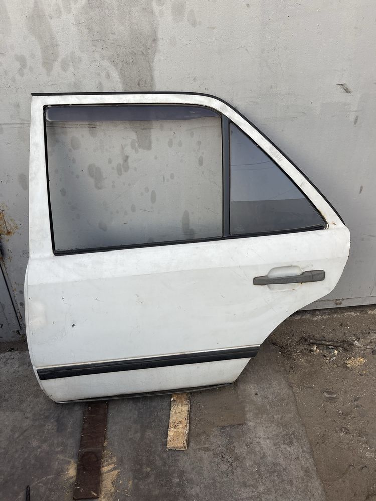 Задні двері Mercedes 124
