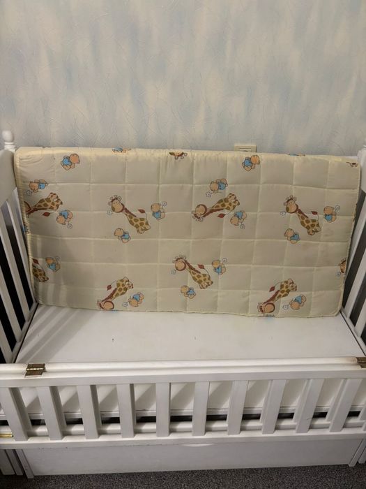 Продам дитячу кроватку, комод і матрас