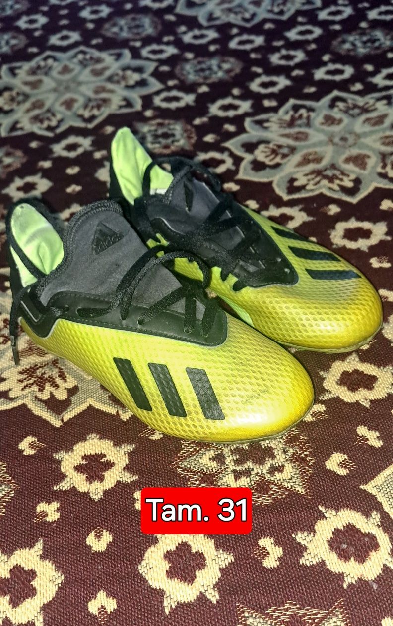 Chuteiras semi novas da Nike e Adidas.