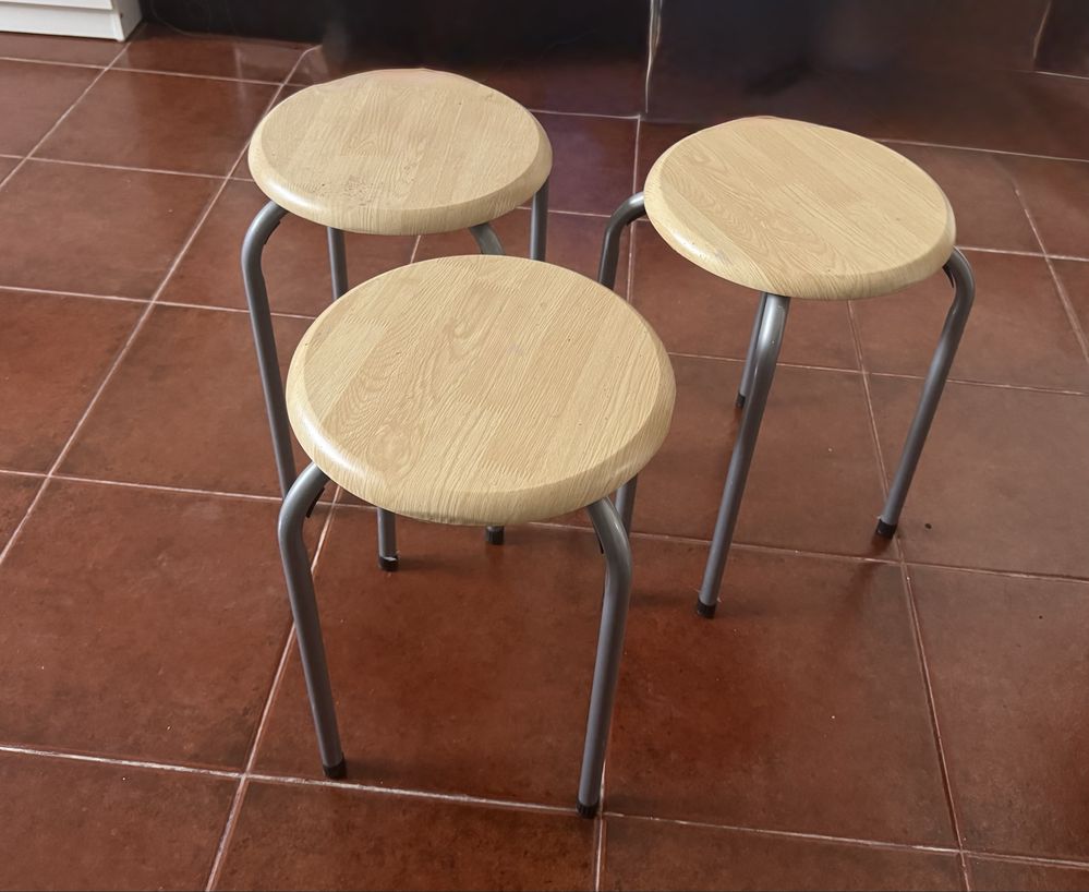 Mesa com tres bancos