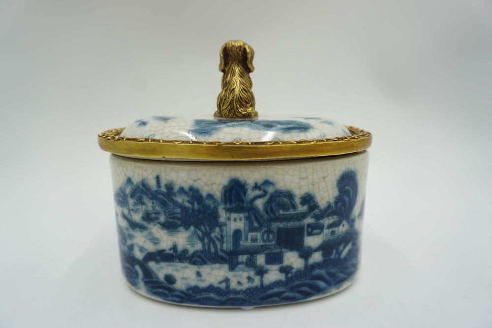 BOMBONIERA szkatułka porcelana z brązem-piesek niebieska