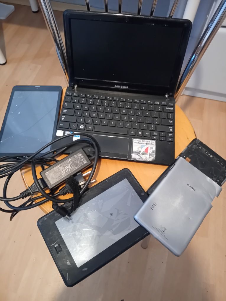 Netbook Samsung NC 110- wysłużony ,3 uszkodzone  Tablety + mały bonus