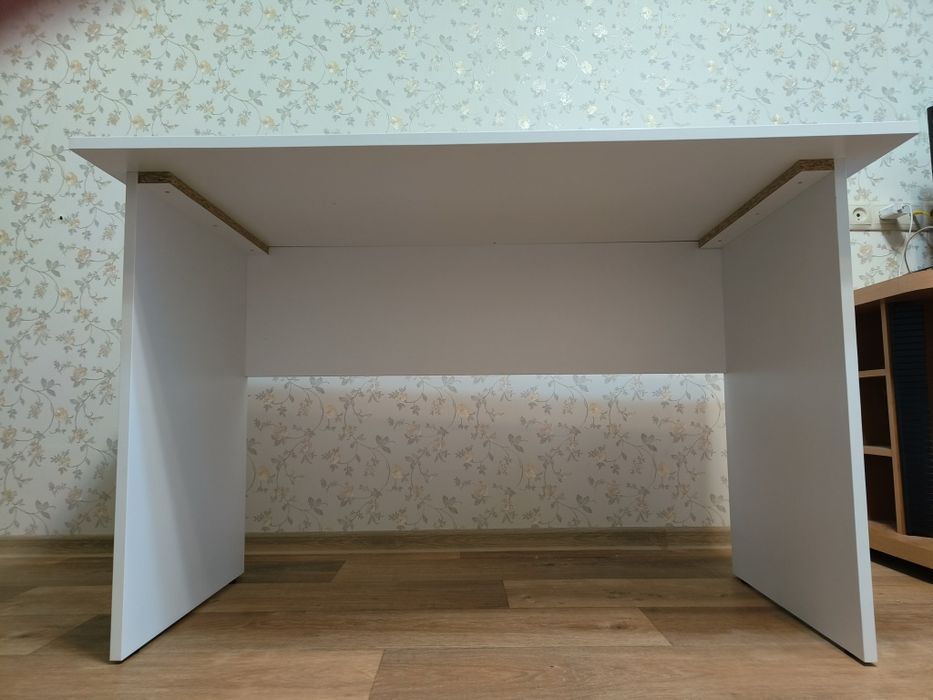 Стол белый компьютерный