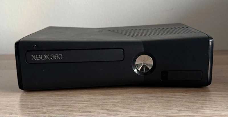 Xbox 360 Slim 4GB (S/Comando)