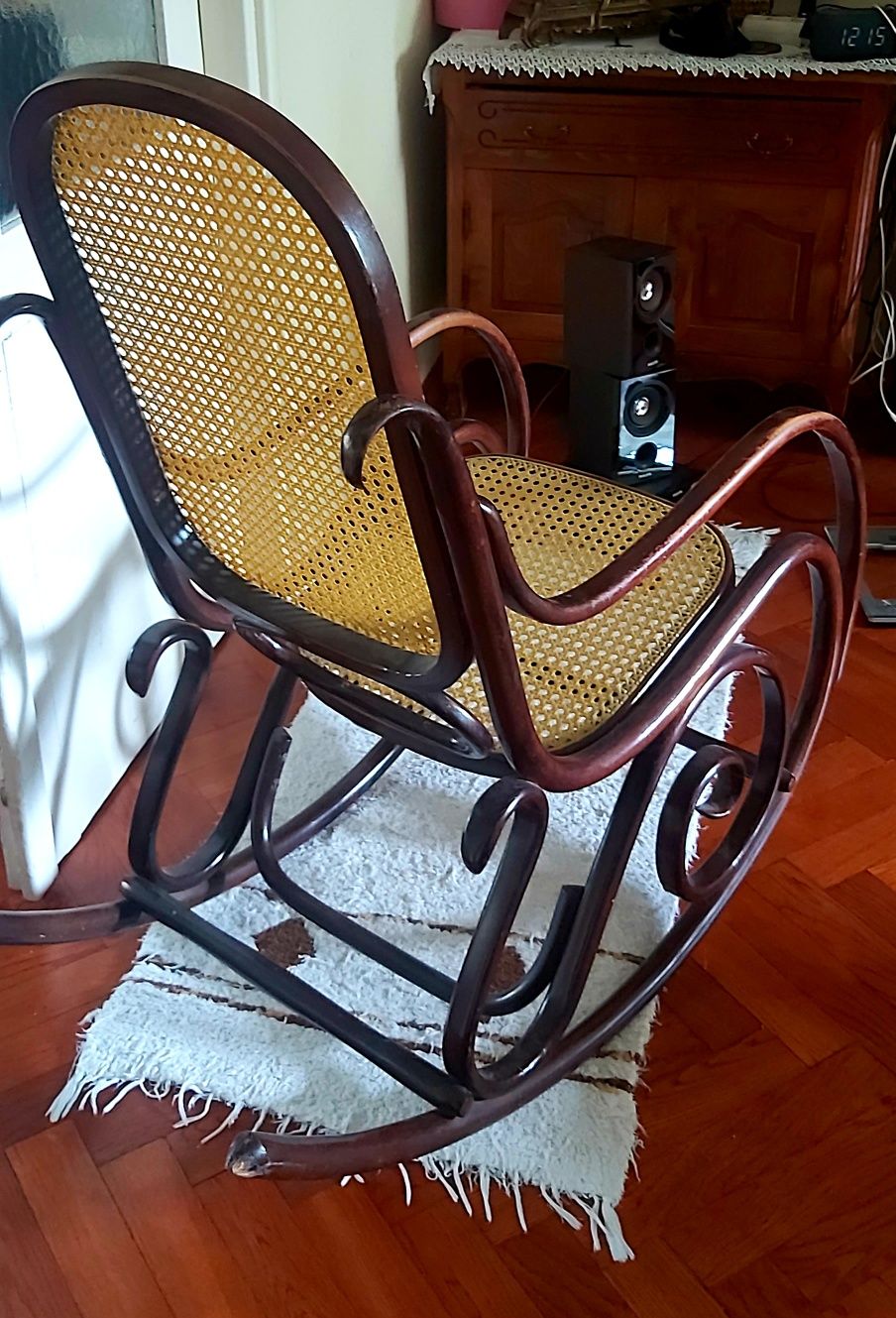 Fotel bujany z rattanem
