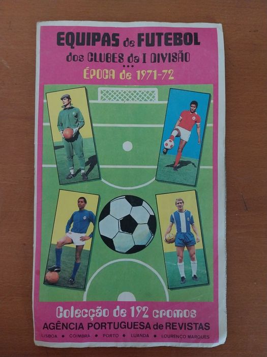 Caderneta de futebol.