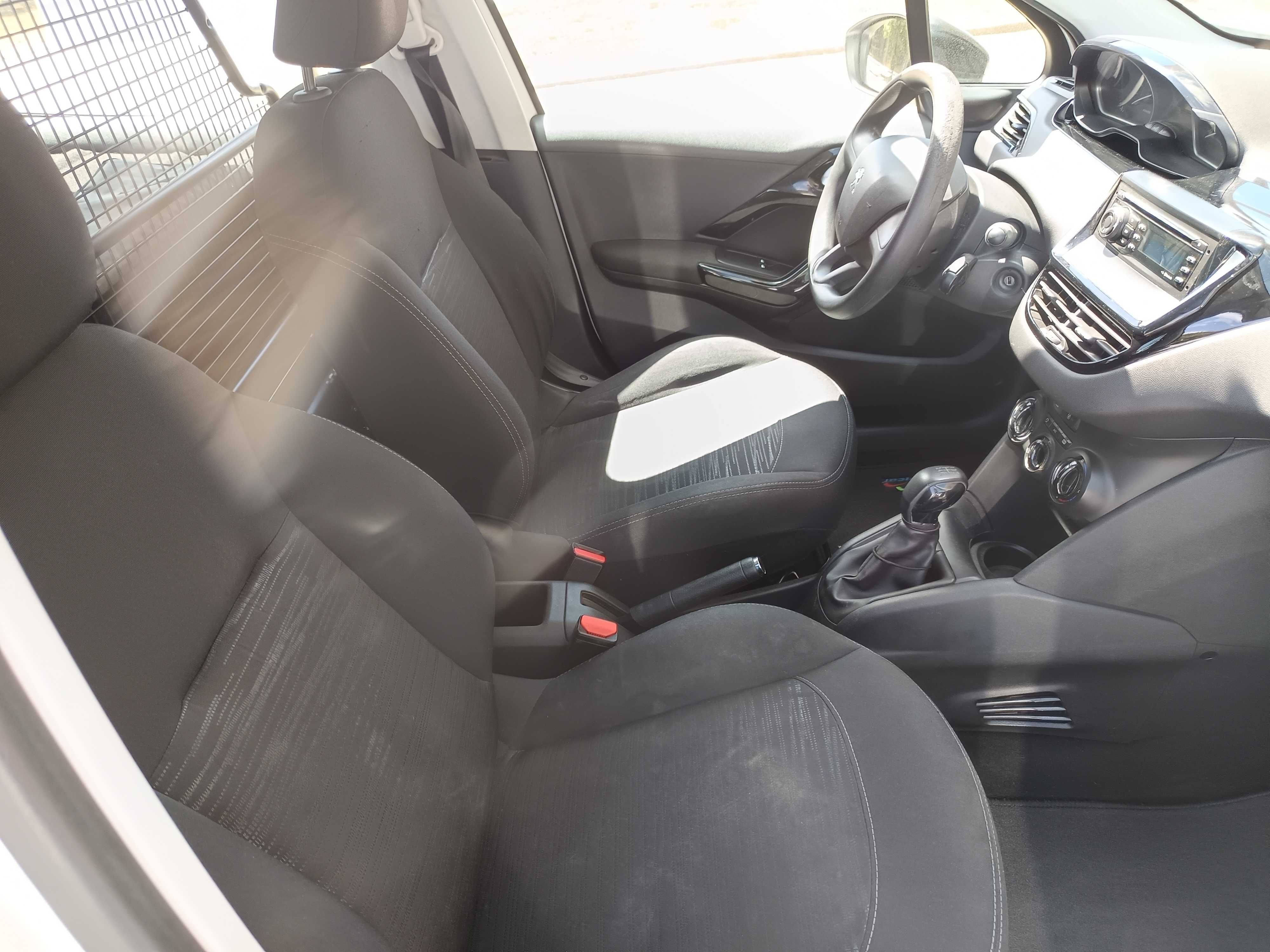 Peugeot van, em excelente estado de conservação.