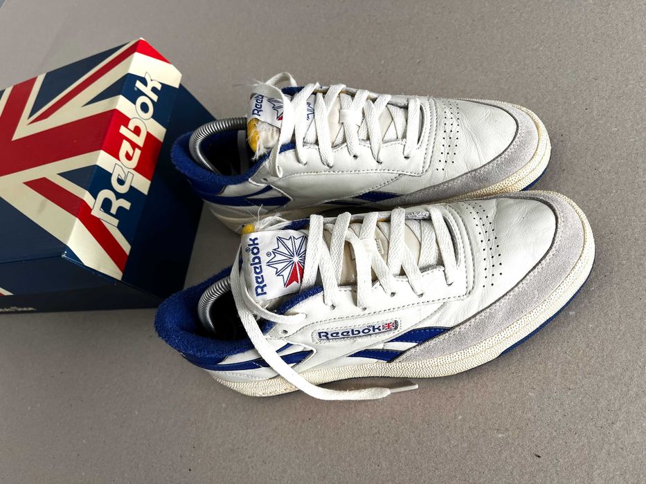 Sapatilhas Reebok modelo clássico.