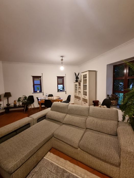 Sofá com Chaise Longue de 3 lugares e 4 poufs