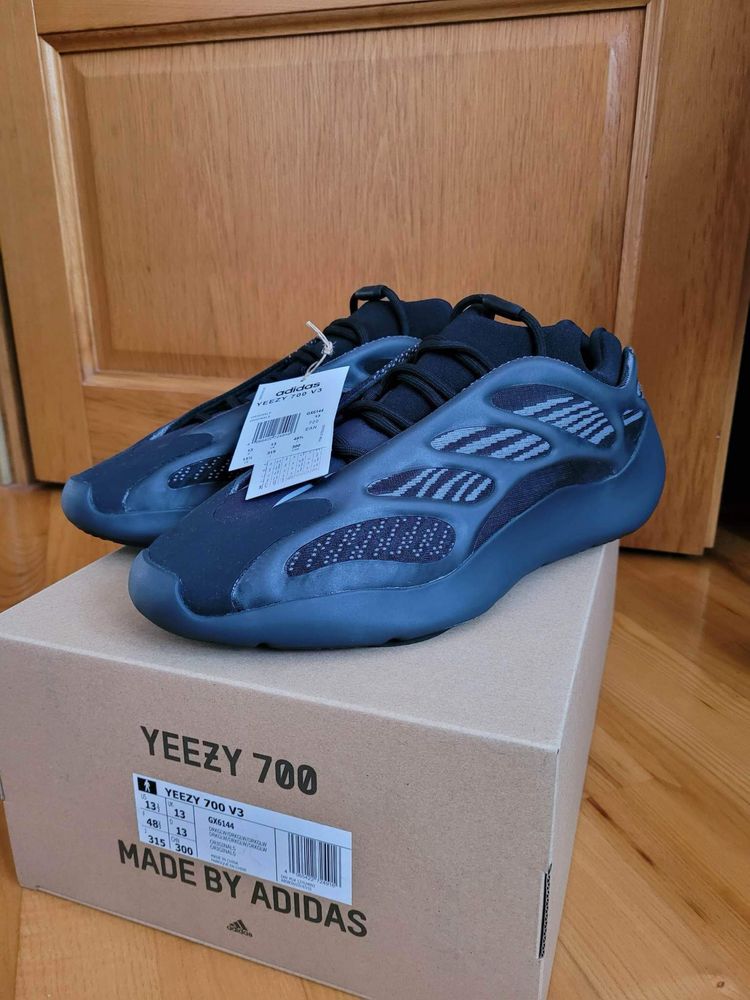 YEEZY boost 700 V2 DARK GLOW