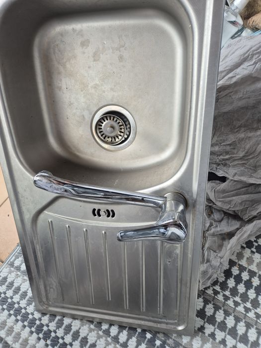 Zlew jednokomorowy stalowy z bateria .