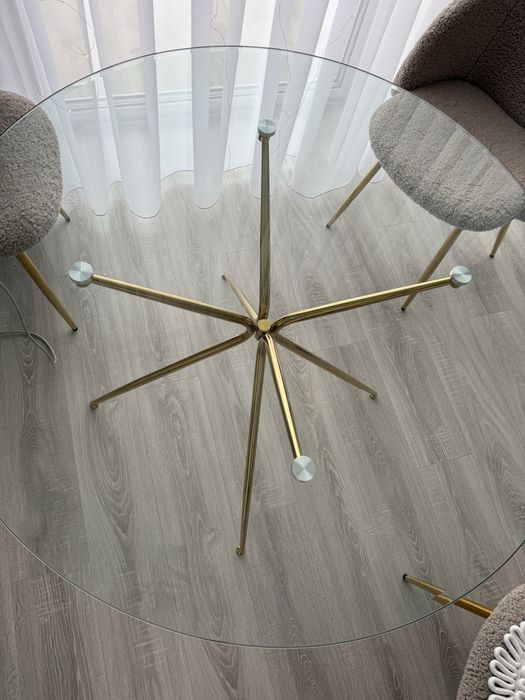 elegancki stół ze szklanym blatem + 4 krzesła (do drobnej naprawy)