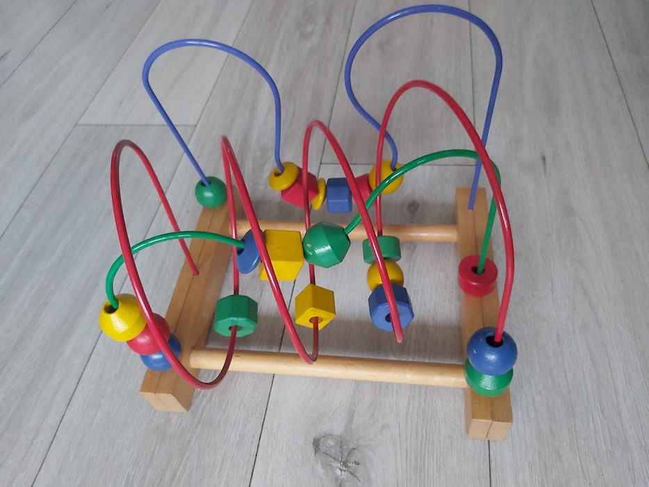 Drewniana zabawka edukacyjna to przekładanka MULA z IKEA