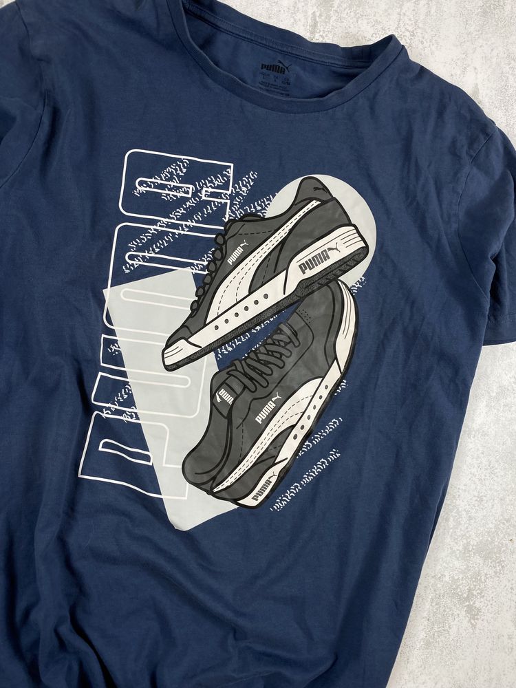 Крокуй у стилі: Синя футболка Puma з великим зображенням кросівок