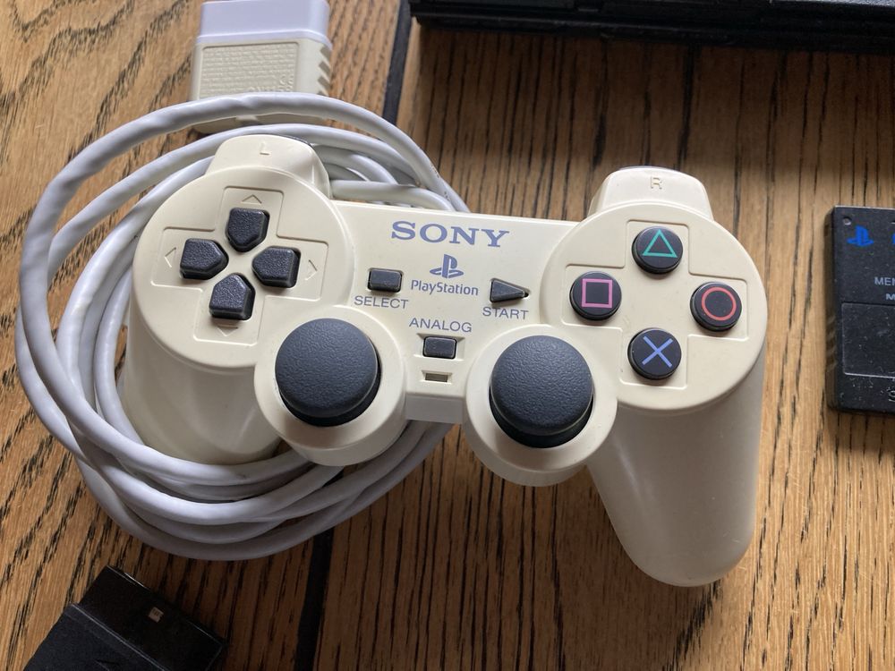Zestaw Playstation 2, 3 pady, adapter, okablowanie, zasialcz