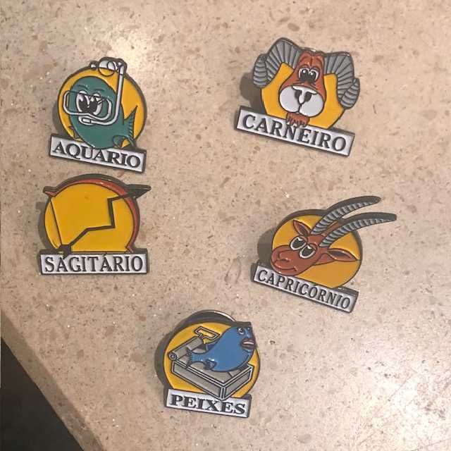 Conjunto pins vintage: 4 sagres, 2 coca cola e 5 signos do zodíaco