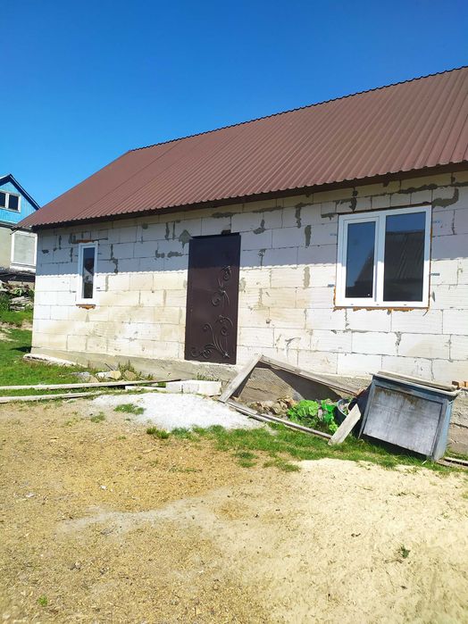 Новий будинок з комунікаціями.Ціну знижено з терміновістю продажу.Торг