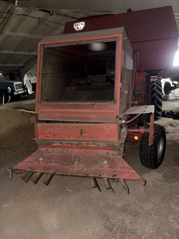 Комбайн Massey Ferguson 240