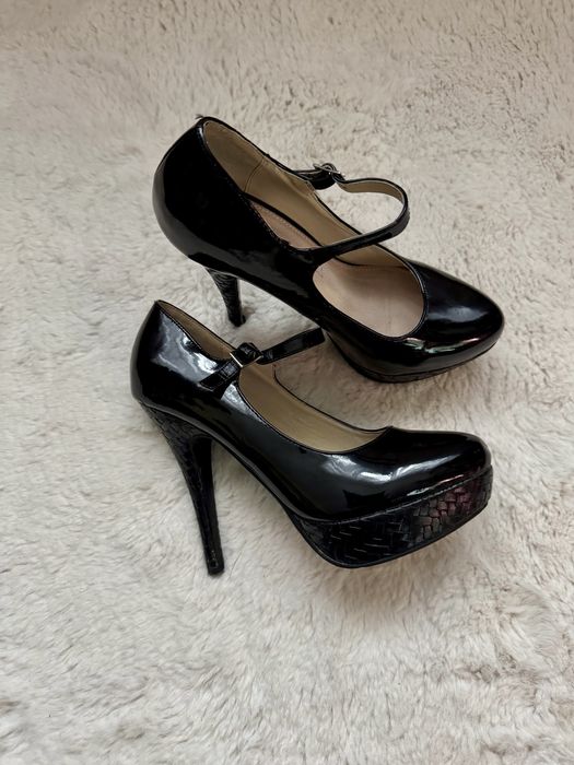 Czółenka czarne na koturnie 37