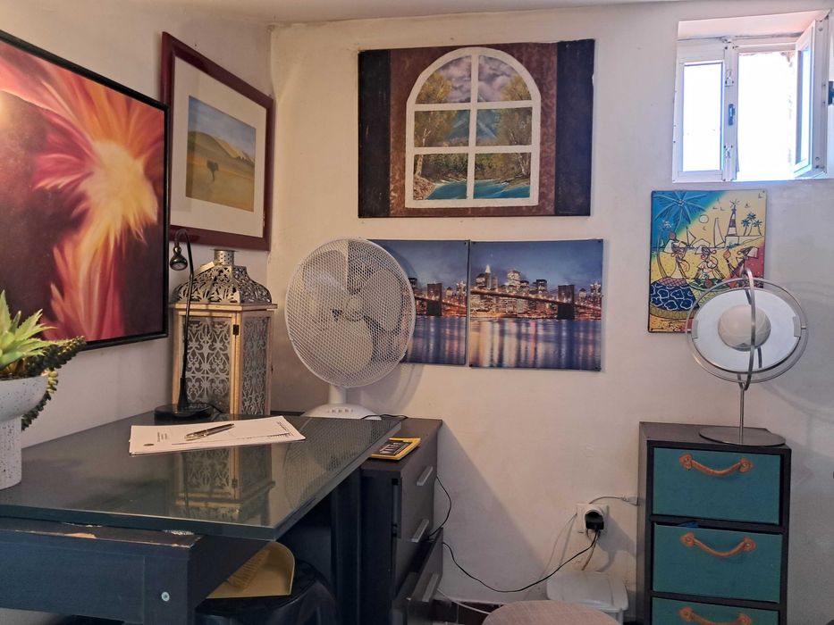 Quartinho SOTÃO teto baixo. Para Solteiro. Metro Chiado.