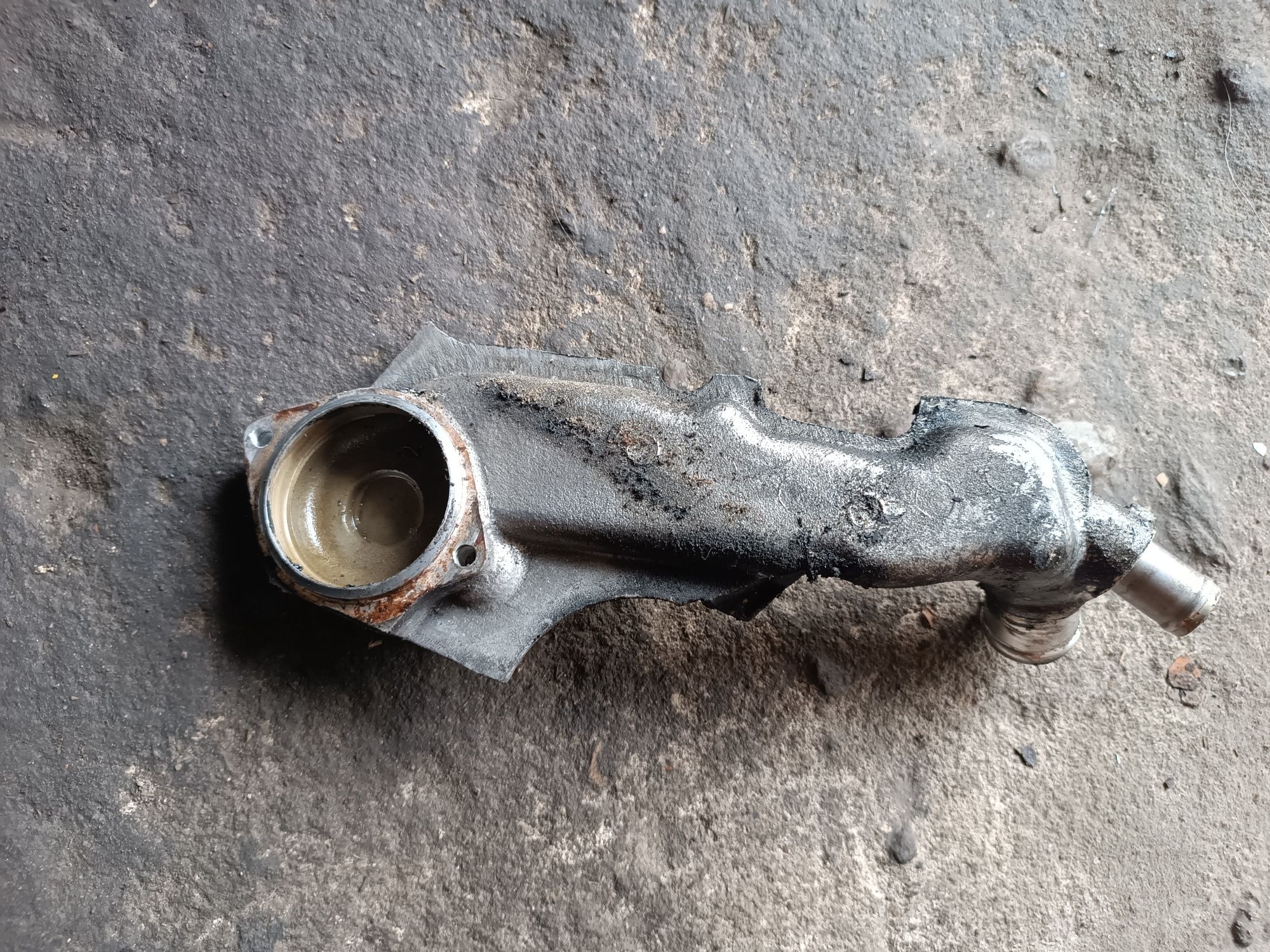 Obudowa termostatu audi A6 C5 2.4 V6 2.8 a4 passat 078,121,121j B5 fl