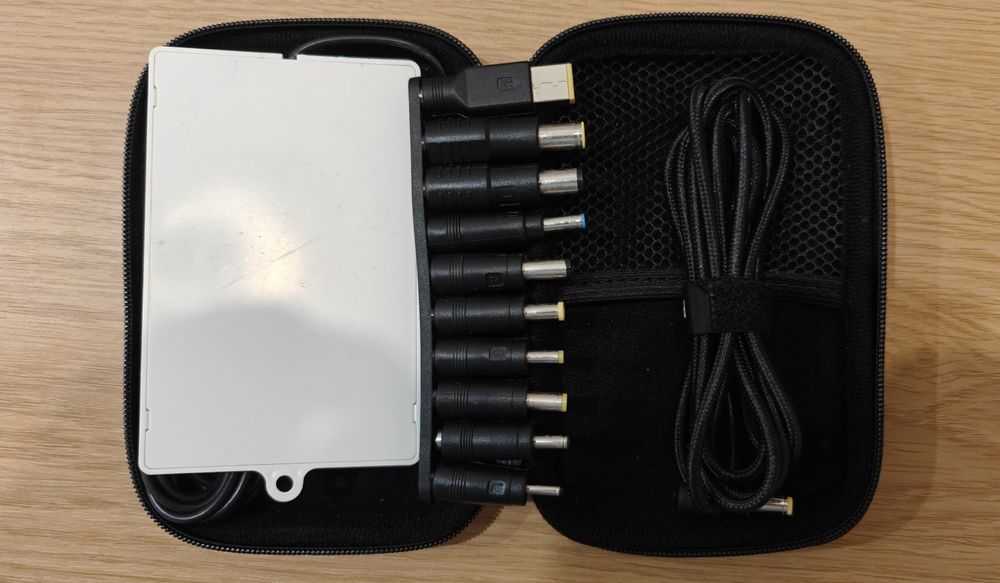 Набір перехідників на різні виходи під зарядку ноутбуків