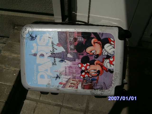 продам    большой чемодан на колесиках фирмы DISNEYLAND PARIS