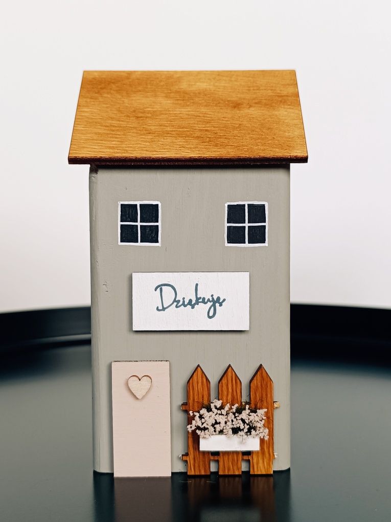 Drewniany domek z napisami prezent na Walentynki miłość serce handmade