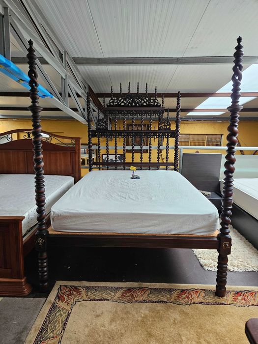 Imponente cama antiga com estrado e colchão - óptimo esta