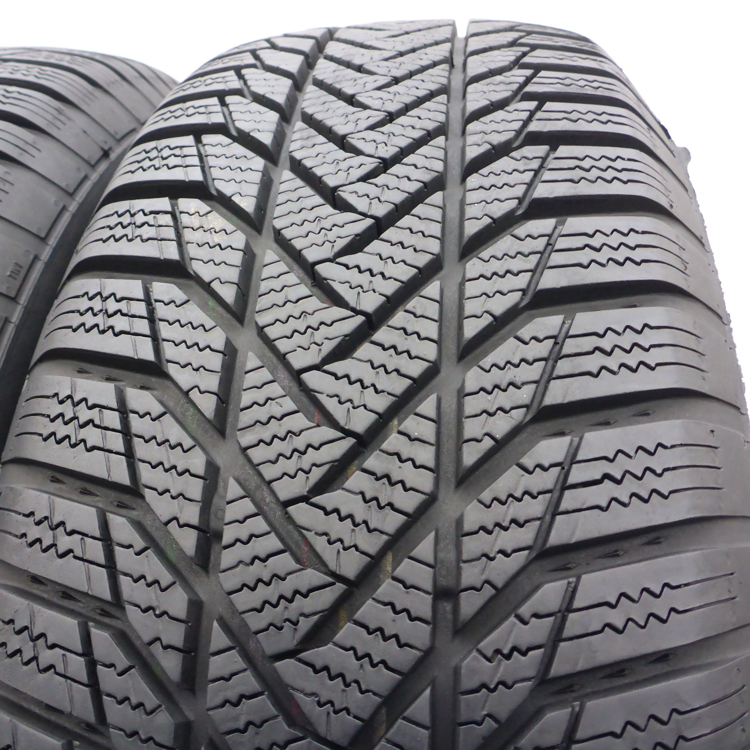 Opony 215/70/16 Esa Tecar 215/70R16 100T Zimowe 2022 7,8-8,2mm