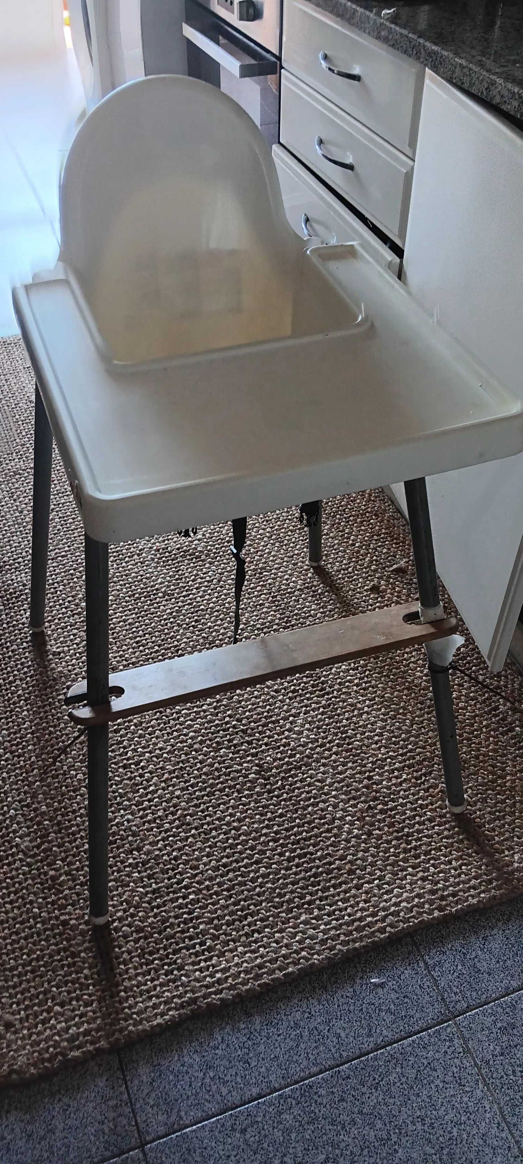 CADEIRA REFEIÇÃO (IKEA) COM SUPORTE PARA PÉS