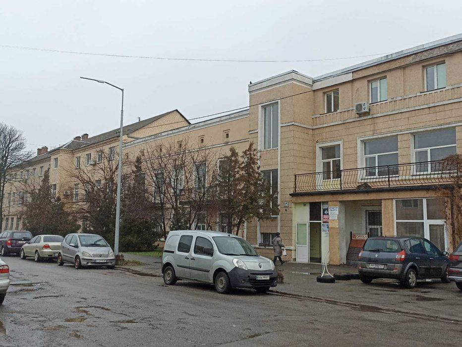 Київ. Окремо розташована будівля 4050м2,ділянка 50 сот.