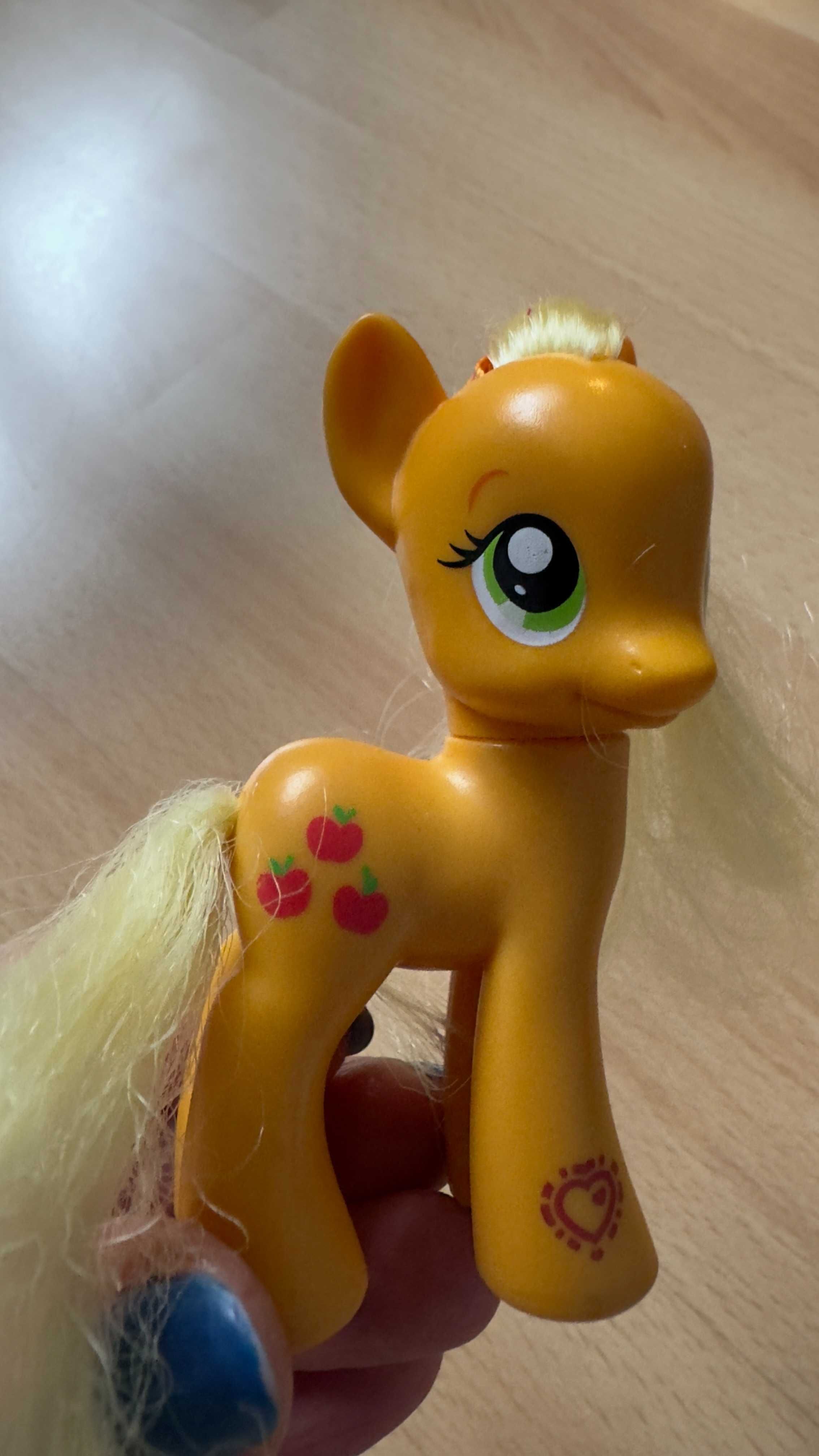 Śliczny kucyk Applejack firmy Hasbro My Little Pony