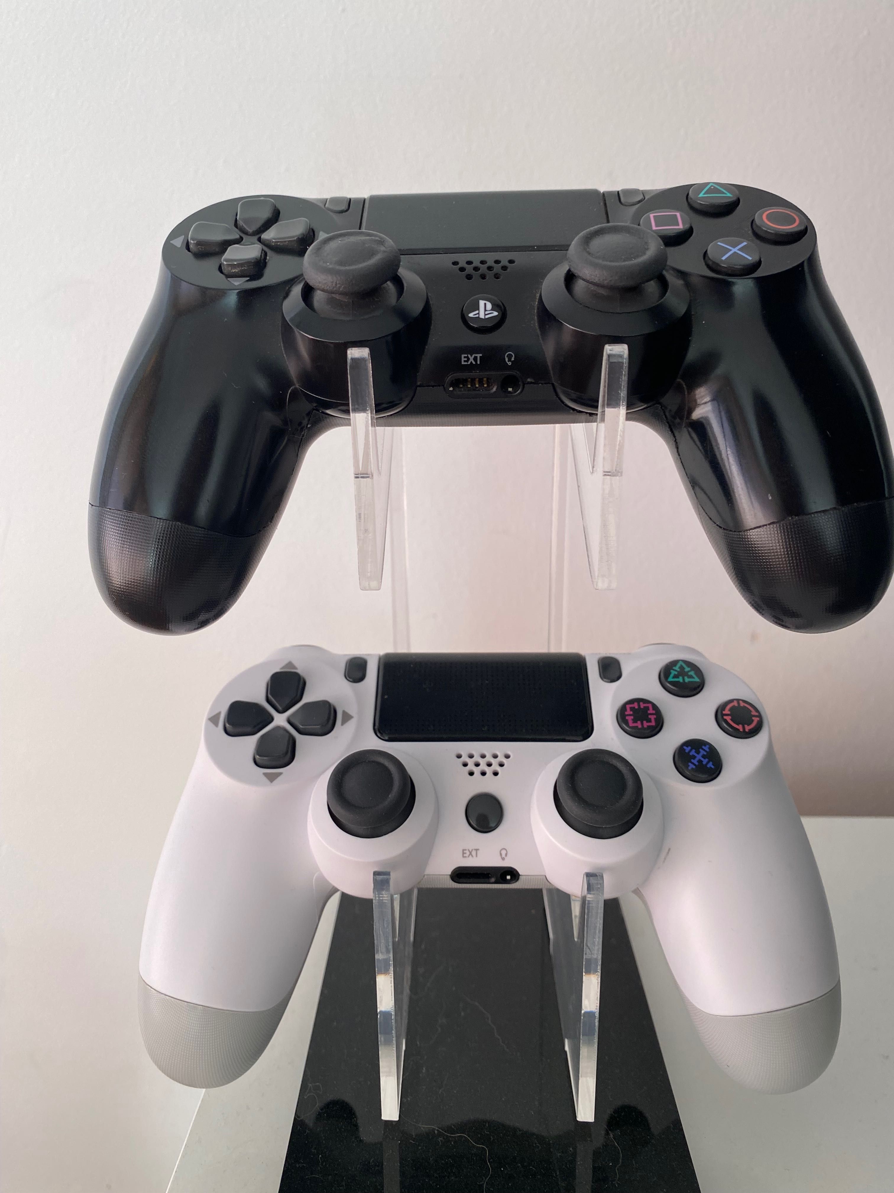 PS4 com dois controles