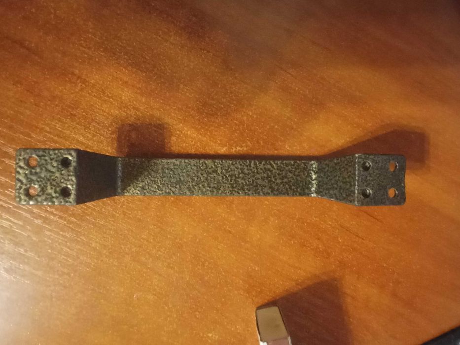 Ручка дверная металлическая.