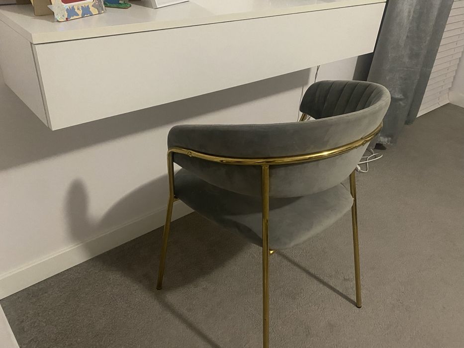 Toaletka biala wiszaca i krzeslo szare zlote nogi