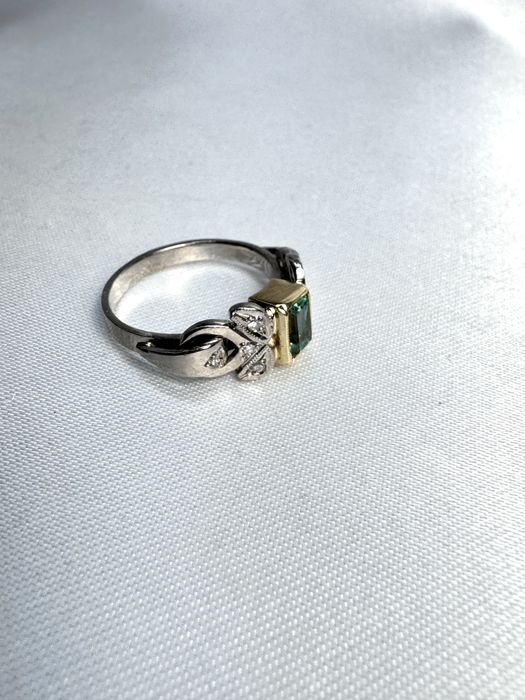 Золота радянська каблучка з діамантами та смарагдом