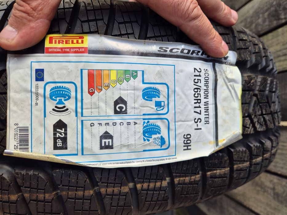 Opony zimowe 2 sztuki  Pirelli  R17.   215x65.  Nowe