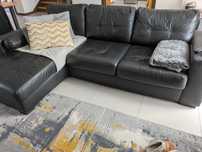 Sofá três lugares com estofos em pele e chaise longue