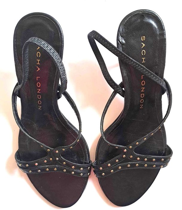 Sandálias em pele preta