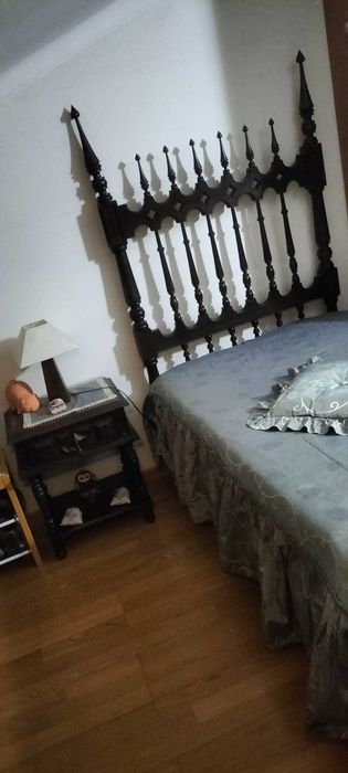 Cama solteiro + mesa cabeceira