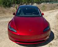 Tesla Model 3 vermelho com engate de reboque e 7.050 km