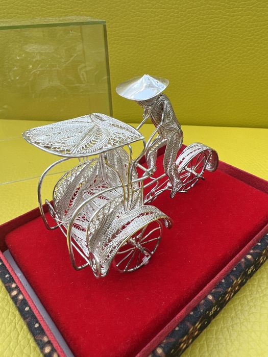 Ręcznie pleciona posrebrzana riksza rowerowa za szkłem silver plated