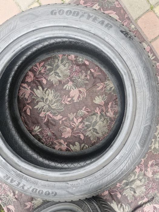 Шини 235/50R18 Goodyear