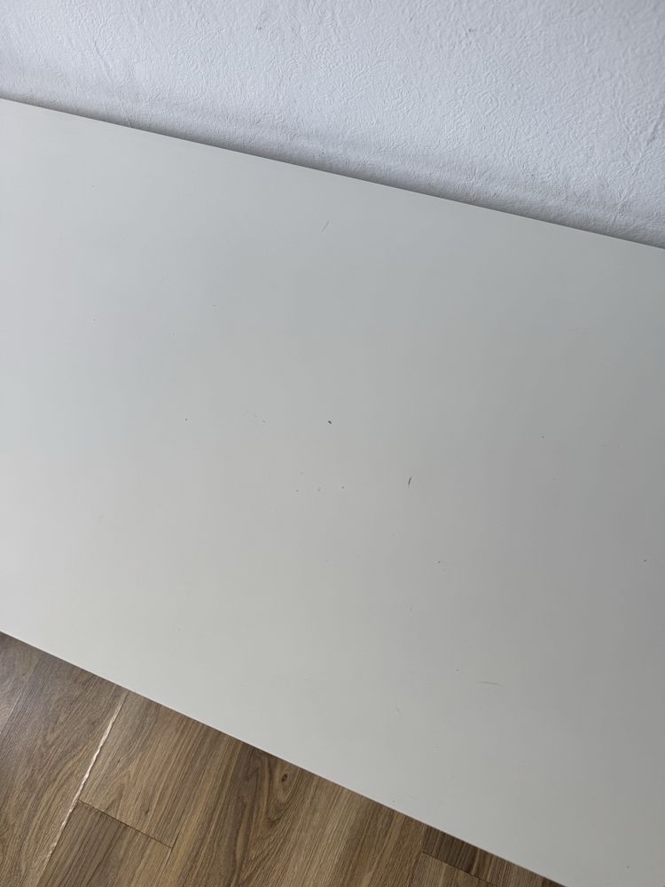 Białe biurko IKEA Micke