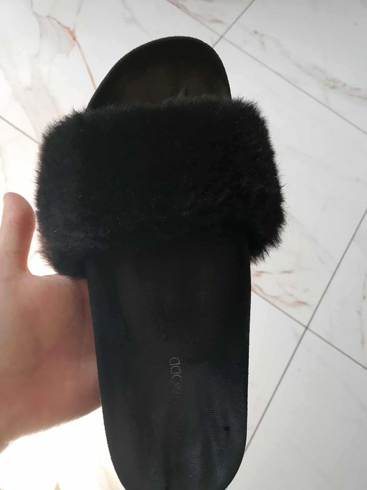 Czarne kapcie profilowane z futerkiem - gruba podeszwa