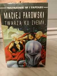 Twarzą ku ziemi , Maciej Parowski.